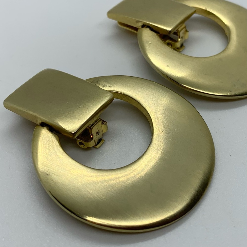 VINTAGE DOOR KNOCKER STATEMENT EARRINGS SATIN MATTE GOLD LARGE CLIP FRONT HOOP